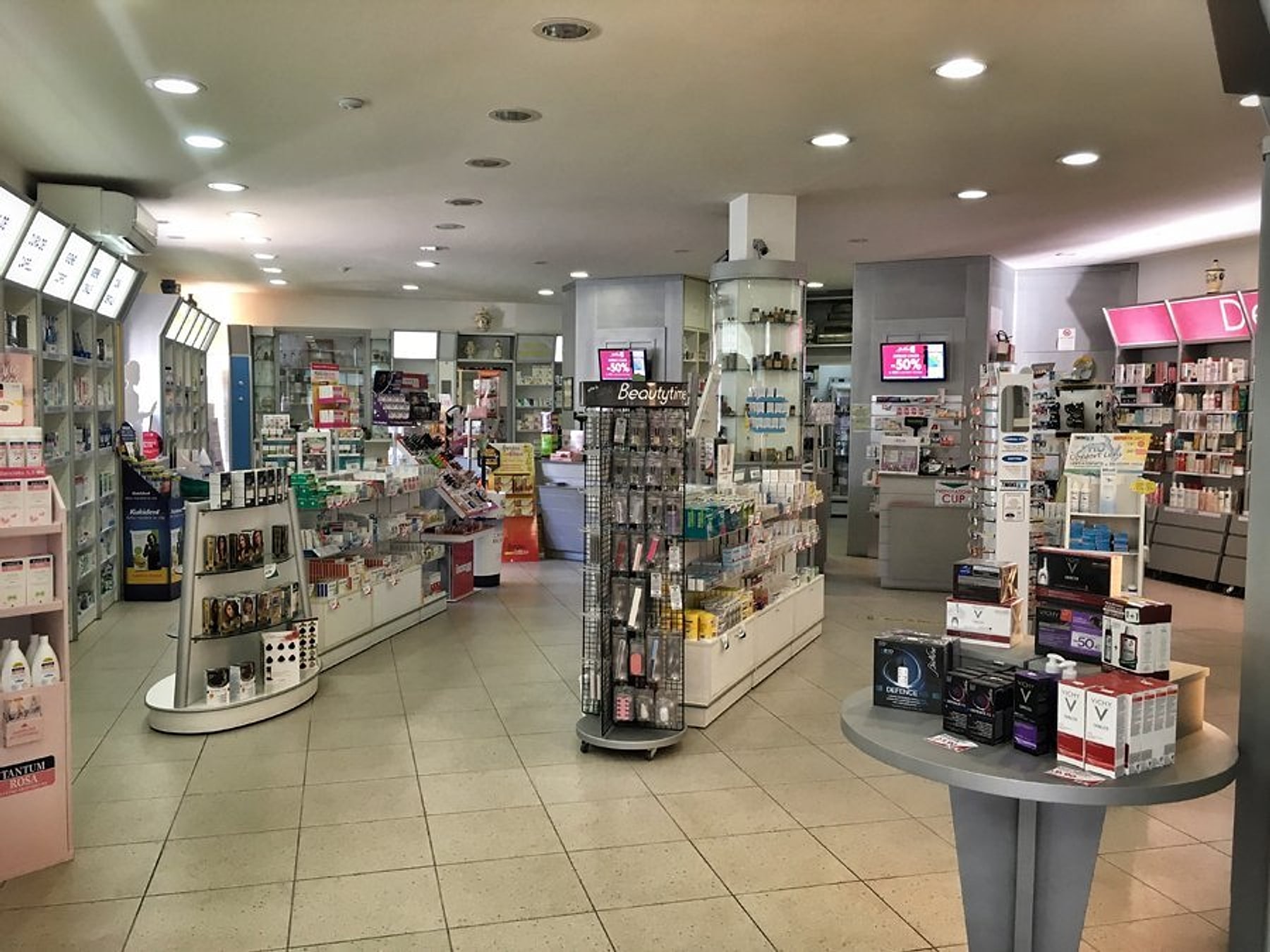 I farmacisti al banco