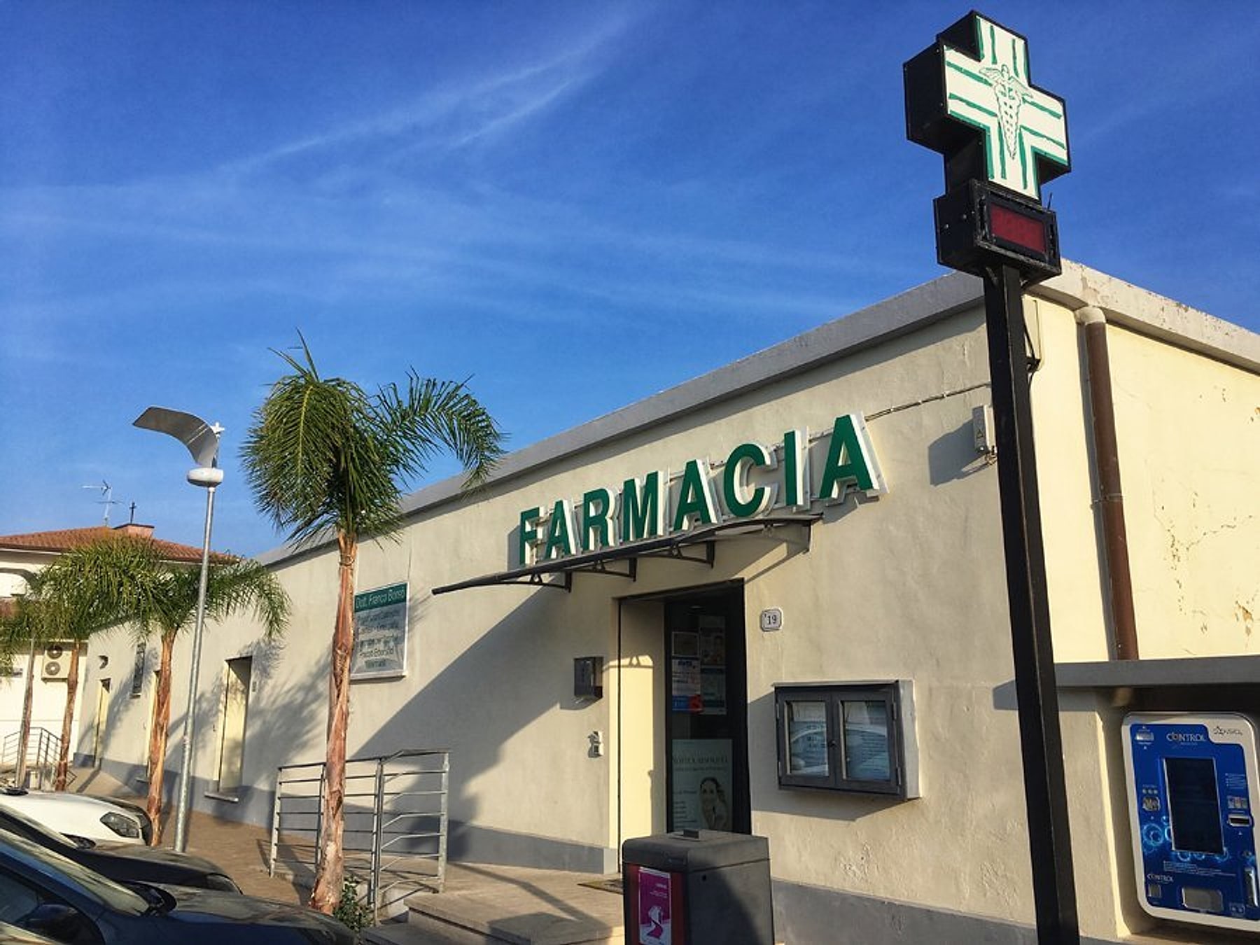 L'interno della Farmacia Borsò