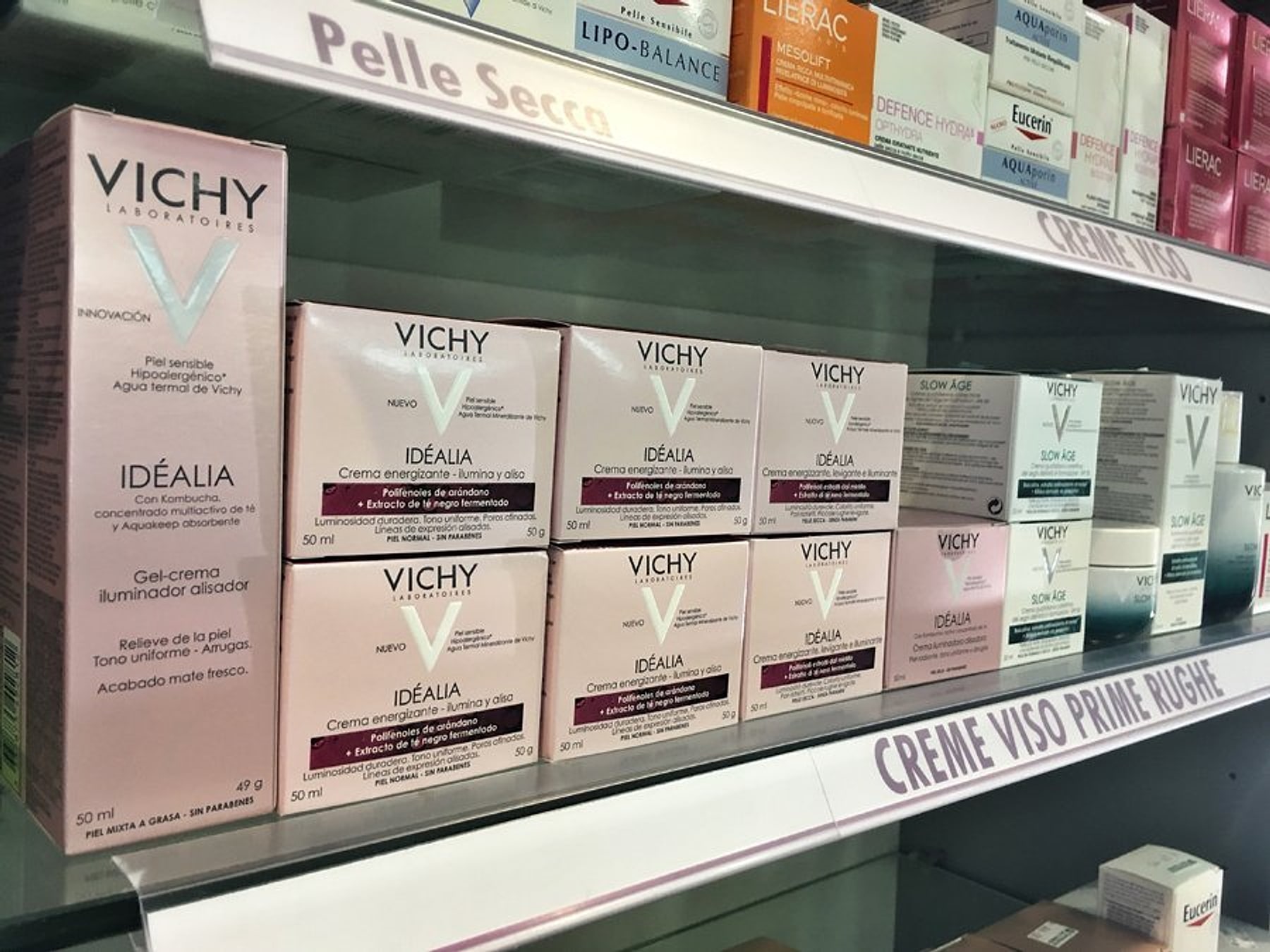 L'ingresso della farmacia