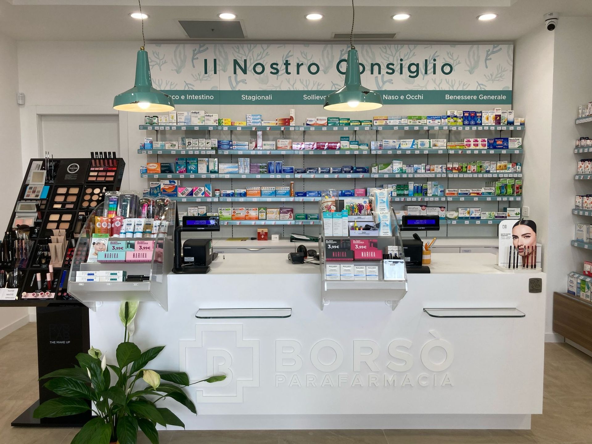 L'interno della parafarmacia a Sabaudia